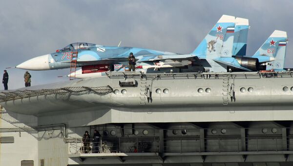 Los aviones Su-33 a bordo del portaviones Almirante Kuznetsov - Sputnik Mundo