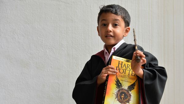 Un niño vestido de Harry Potter - Sputnik Mundo