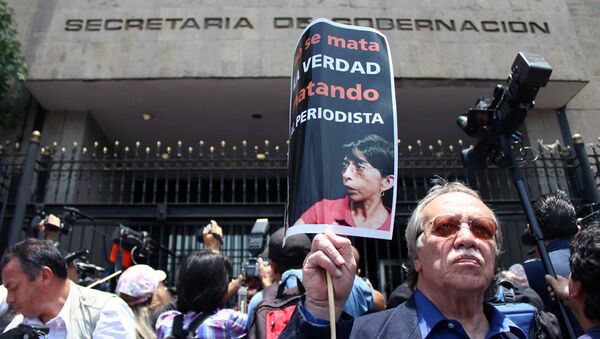 Reporteros mexicanos demandan que expliquen medidas para proteger la vida e integridad de las y los periodistas, 2012 (archivo) - Sputnik Mundo