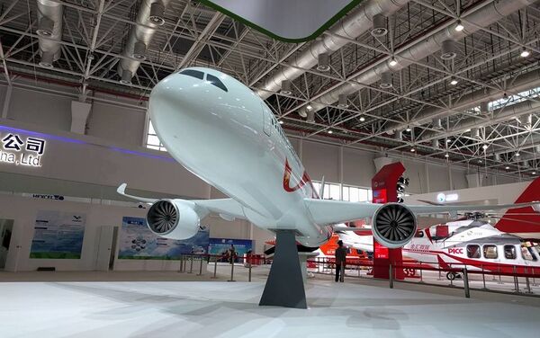 La maqueta del avión de pasajeros ruso-chino de ancho fuselaje C929 / ShFDMS presentada en la feria aeroespacial Airshow China 2016 - Sputnik Mundo