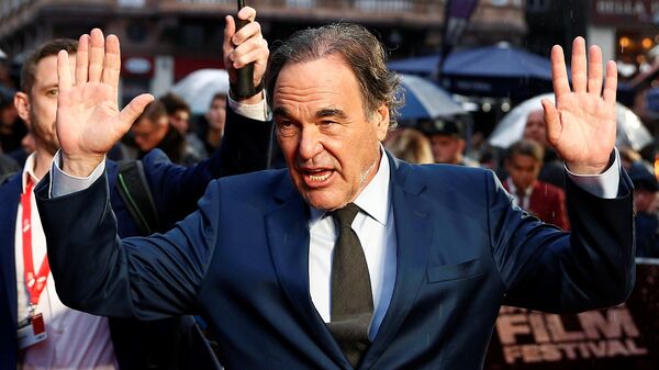 Director Oliver Stone poses as he arrives for the gala screening of the film Snowden - Sputnik Mundo
