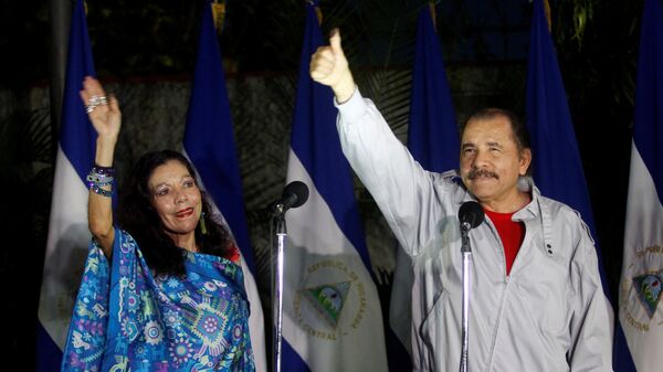 El presidente reelecto de Nicaragua, Daniel Ortega, con su mujer, Rosario Murillo - Sputnik Mundo