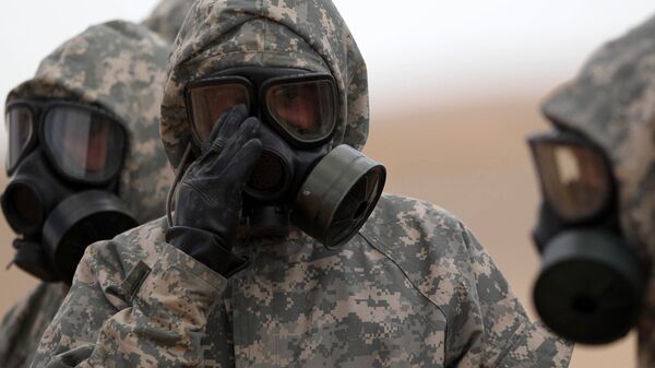 Soldados usan máscaras durante un ejercicio militar simulando un ataque de armas químicas - Sputnik Mundo