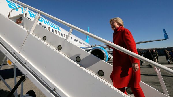 Hillary Clinton sube a su avión en White Plains - Sputnik Mundo