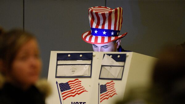 Un hombre echa su voto en las elecciones presidenciales en EEUU (2016) - Sputnik Mundo
