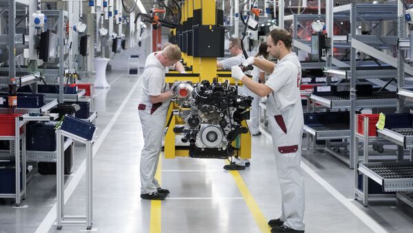 Workers complete the new four-cylinder diesel engine OM 654 during the official start of production in the MDC Power GmbH, a company of the German Daimler AG, in Koelleda, central Germany - Sputnik Mundo
