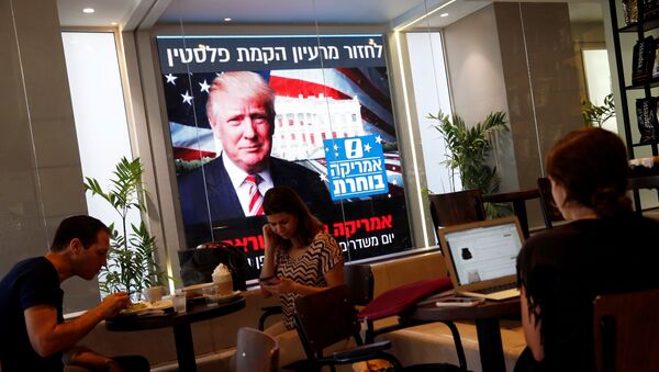 Imagen del presidente electo de EEUU, Donald Trump, en una cafetería en Israel - Sputnik Mundo