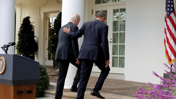 Barack Obama camina con el vicepresidente estadounidense Joe Biden después de hablar sobre la elección de Donald Trump en EEUU - Sputnik Mundo
