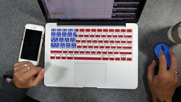 Ordenador con el teclado que muestra la bandera de EEUU - Sputnik Mundo
