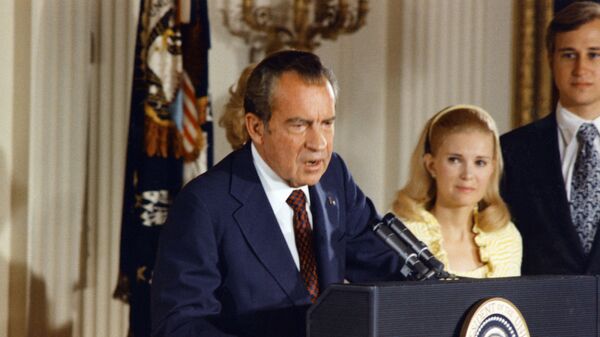 Richard Nixon, expresidente de EEUU, y su esposa, Pat Nixon, en 1974 (archivo) - Sputnik Mundo