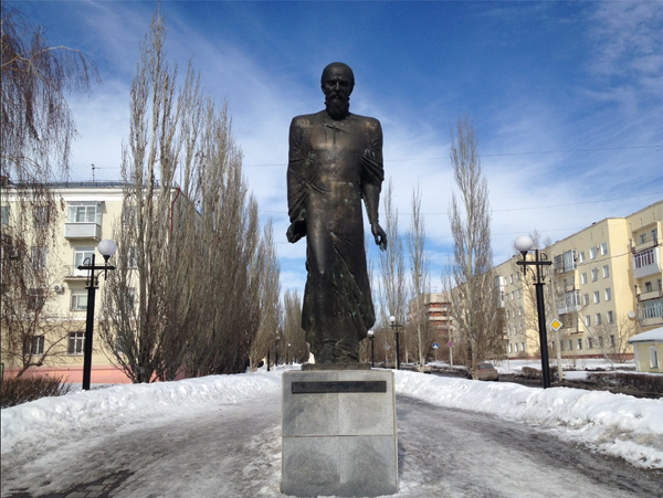 Estatua de Dostoievski en la ciudad siberiana de Omsk, donde estuvo encarcelado Estatua de Dostoievski en la ciudad siberiana de Omsk, donde estuvo encarcelado - Sputnik Mundo