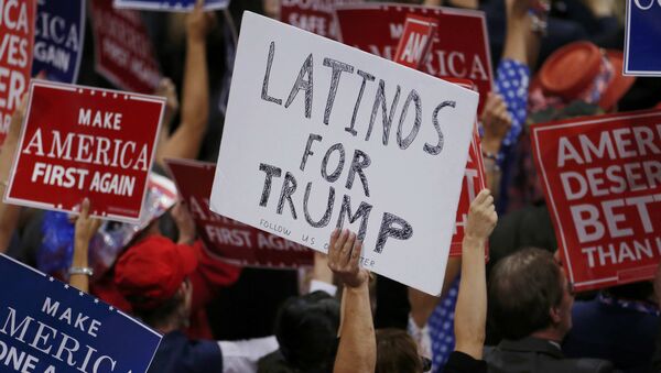 Un partidario de Donald Trump con una carpeta Latinos a favor de Trump en una reunión - Sputnik Mundo