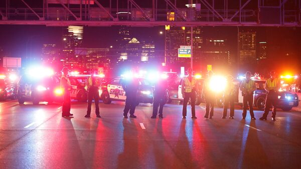 Police keep watch as demonstrators protest against President-elect Donald Trump in Minneapolis - Sputnik Mundo