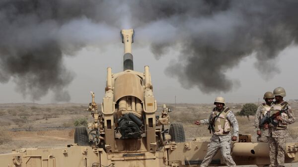 Artillería saudí durante operaciones de combate en la frontera con Yemen - Sputnik Mundo