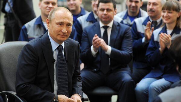 Presidente ruso Vladímir Putin  durante una reunión con el personal de la planta Avtodizel de Yaroslavl - Sputnik Mundo