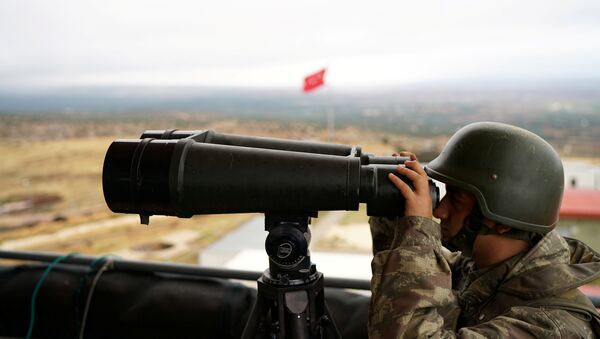 A Turkish soldier watches the border line between Turkey and Syria near the southeastern village of Besarslan, in Hatay province - Sputnik Mundo
