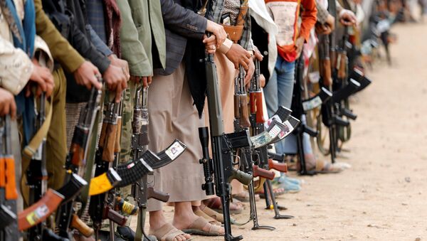 Tribesmen hold their weapons as they attend a tribal gathering to show support to the Houthi movement in Sanaa, Yemen - Sputnik Mundo