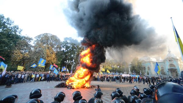 Manifestantes ucranianos enfrente del edificio de la Rada en 2014 - Sputnik Mundo