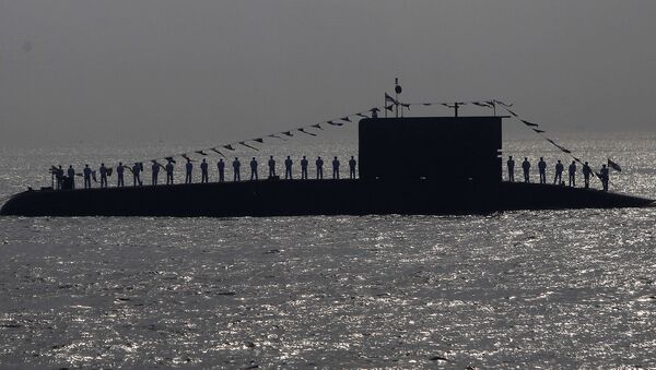 Indian Navy personnel stand on a submarine during the Presidents Fleet Review (PFR) in the Arabian Sea off the coast of Mumbai, India. (File) - Sputnik Mundo