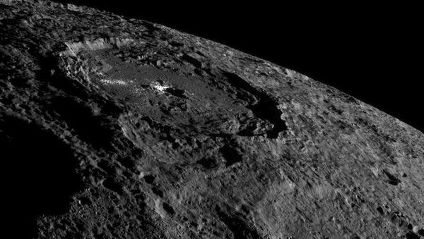 El cráter Occator en el planeta enano Ceres - Sputnik Mundo