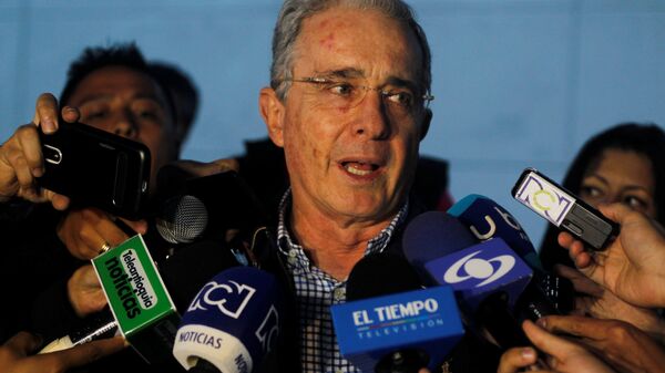 Colombian former president and Senator Alvaro Uribe talks to the media after a meeting with Colombia's President Santos at military air base in Rionegro, Colombia - Sputnik Mundo