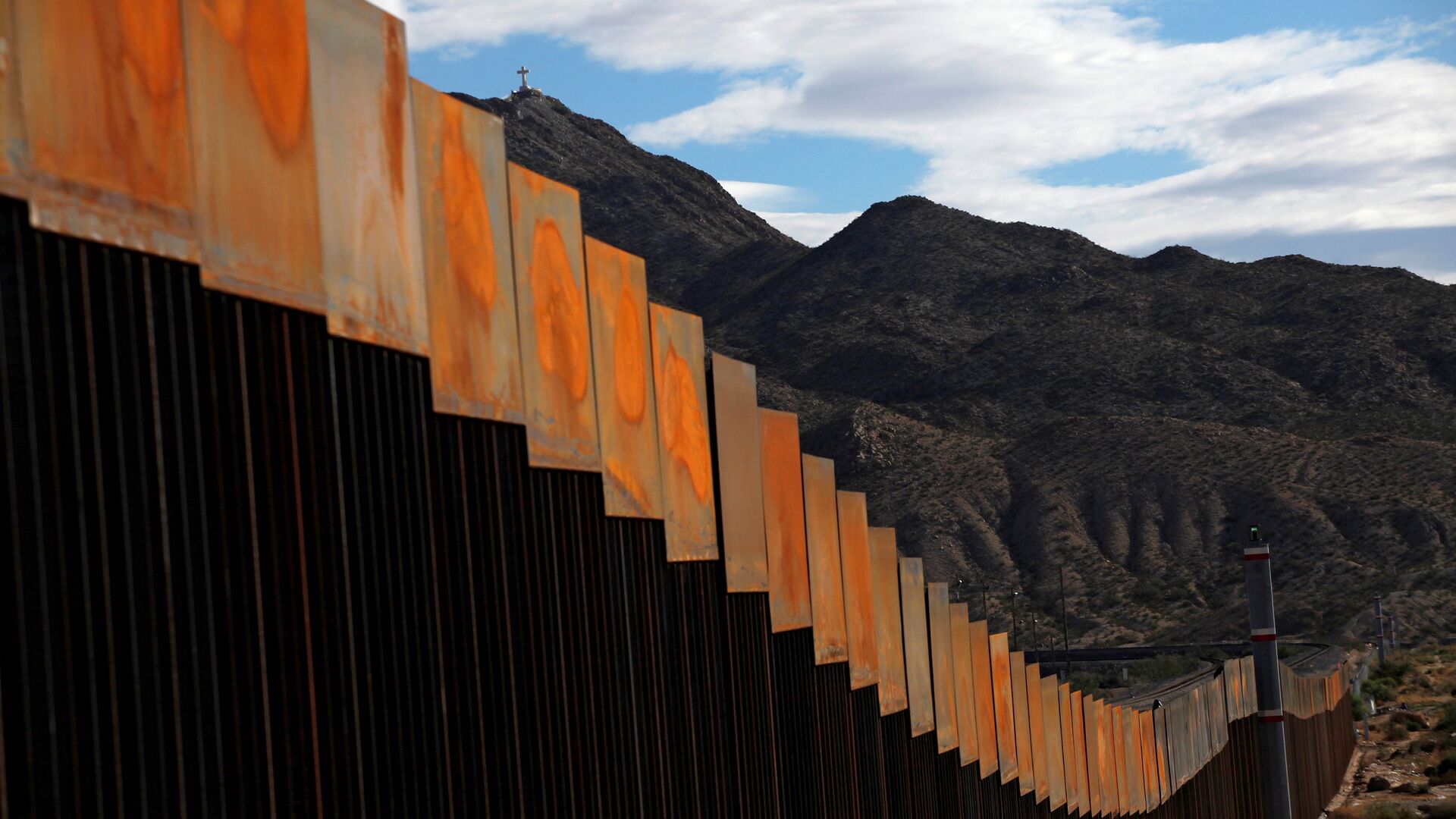 Una sección recién construida del muro en la frontera entre Estados Unidos y México - Sputnik Mundo, 1920, 21.12.2021