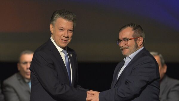 Presidente de Colombia, Juan Manuel Santos, y máximo líder de las FARC, Rodrigo Londoño Echeverri, alias 'Timochenko', firman el nuevo acuerdo de paz - Sputnik Mundo