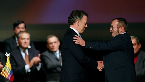 Presidente de Colombia, Juan Manuel Santos, y máximo líder de las FARC, Rodrigo Londoño Echeverri, alias 'Timochenko', firman el nuevo acuerdo de paz - Sputnik Mundo