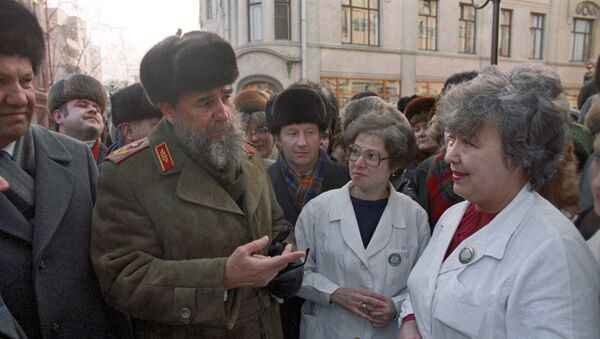Fidel Castro habla con los ciudadanos soviéticos durante su visita a Moscú en 1986 - Sputnik Mundo