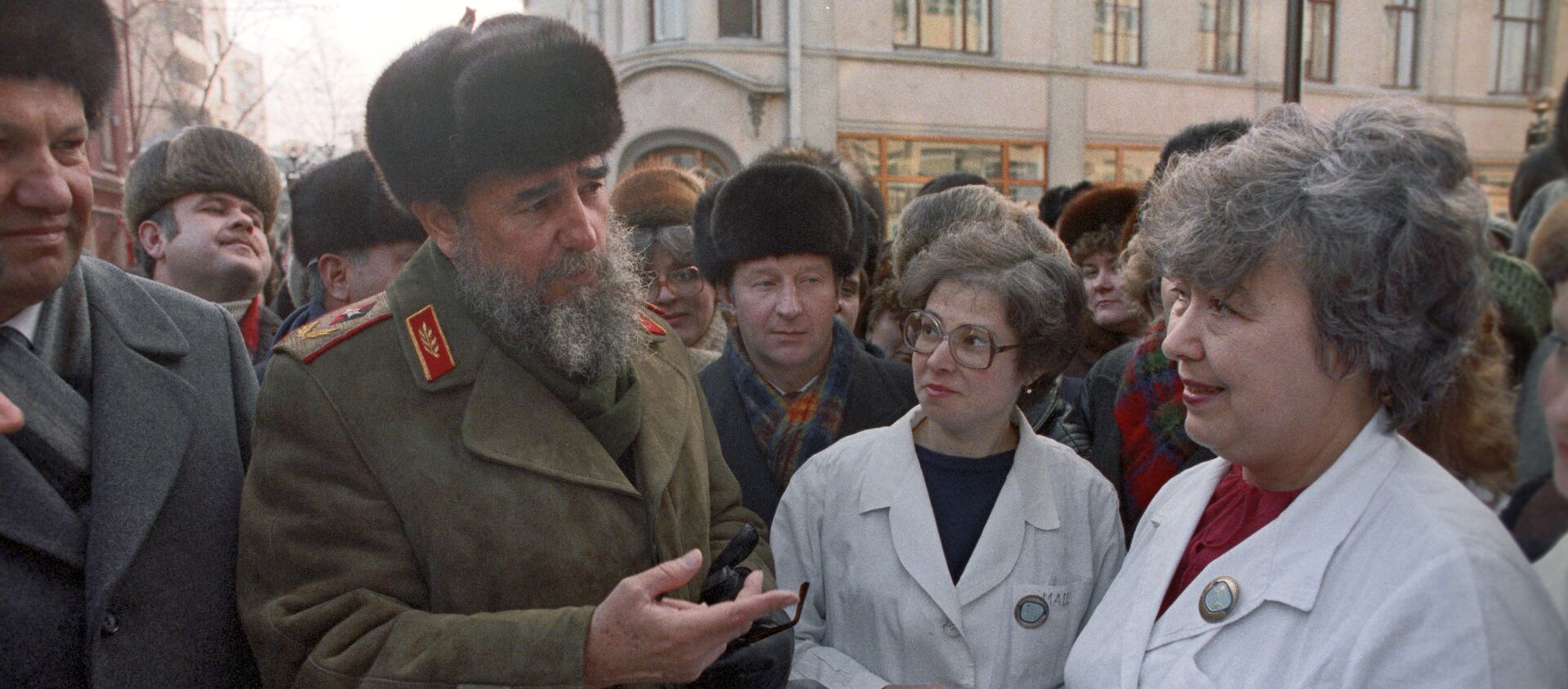 Fidel Castro habla con los ciudadanos soviéticos durante su visita a Moscú en 1986 - Sputnik Mundo, 1920, 30.11.2016