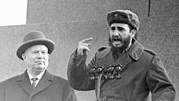 Nikita Jruschov, primer secretario del Comité Central del Partido Comunista de la Unión Soviética, junto a Fidel Castro, líder de la Revolución cubana, en la Plaza Roja de Moscú.  - Sputnik Mundo
