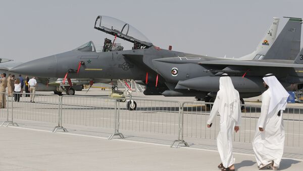 Emirati citizens walk past US made F-15 Eagle fighter jet displayed at the Dubai Airshow on November 18, 2013. - Sputnik Mundo