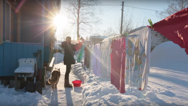 ¿Cómo es tender la ropa a 50 grados bajo cero en Siberia? - Sputnik Mundo