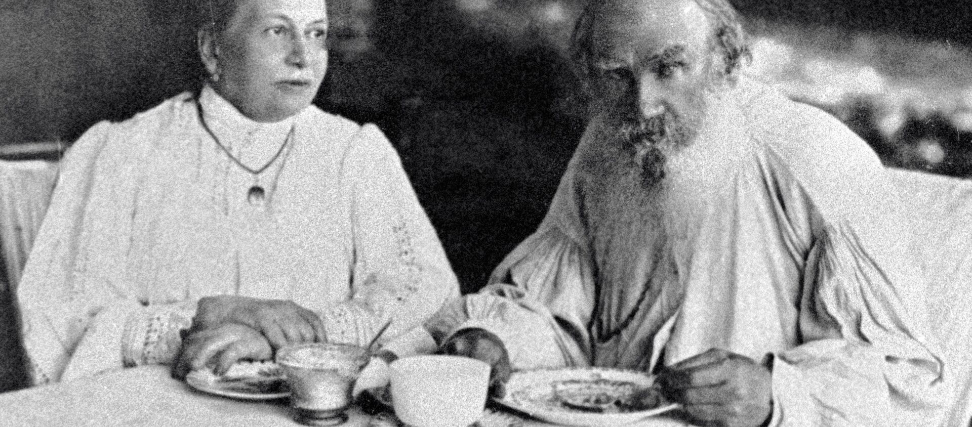 León Tolstói, escritor ruso, con su esposa Sofía - Sputnik Mundo, 1920, 20.11.2020