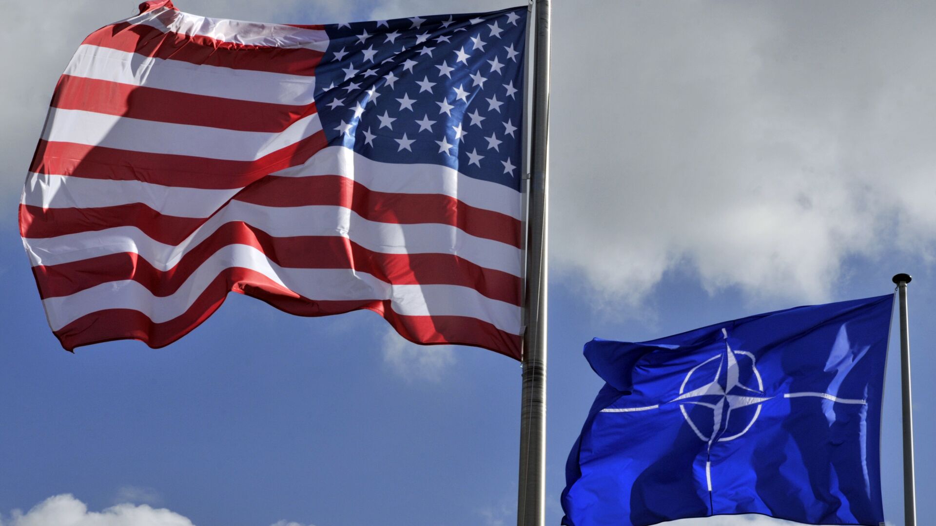 US and NATO flags - Sputnik Mundo, 1920, 23.12.2021