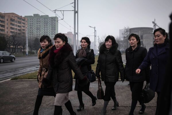 Un grupo de habitantes de Pyongyang - Sputnik Mundo