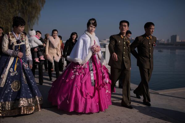 Los recién casados, en un paseo paralelo al río Taedong, en Pyongyang - Sputnik Mundo