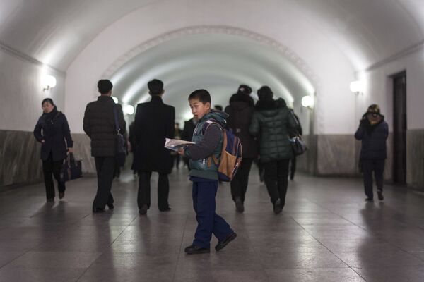Algunos pasajeros, en el metro de la capital norcoreana - Sputnik Mundo