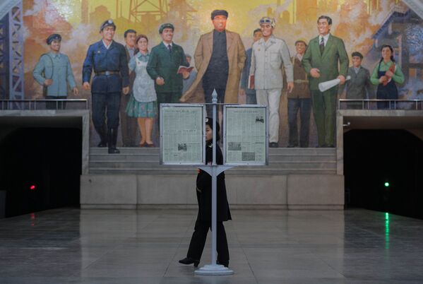Un mural con la imagen de Kim Il-sung en el metro de Pyongyang - Sputnik Mundo
