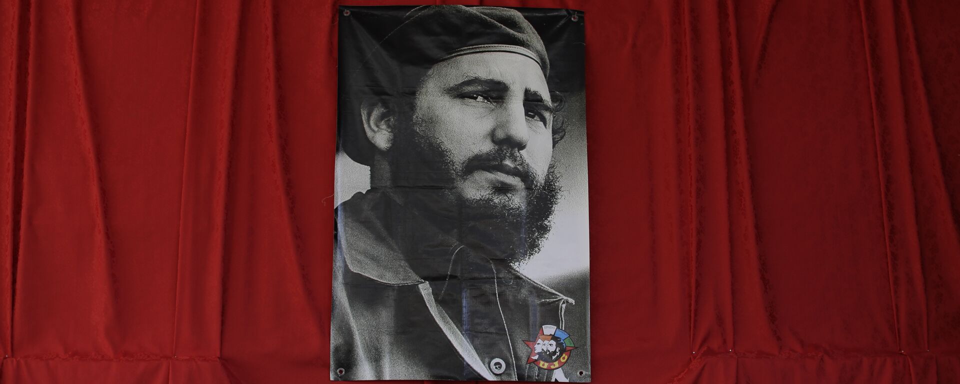 A photograph of the late Fidel Castro hangs at a memorial in his honor in Guanabacoa on the outskirts of Havana, Cuba, Monday, - Sputnik Mundo, 1920, 24.11.2021