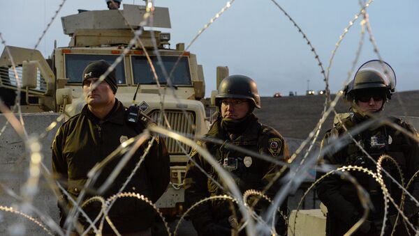 Autoridades de Dakota del Norte bloquean entrada al campamento de protesta del oleoducto - Sputnik Mundo