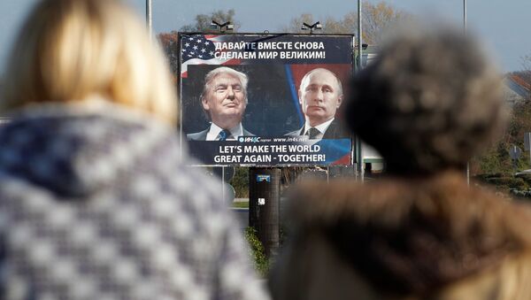 Un anuncio con fotos de Donald Trump y Vladímir Putin (archivo) - Sputnik Mundo