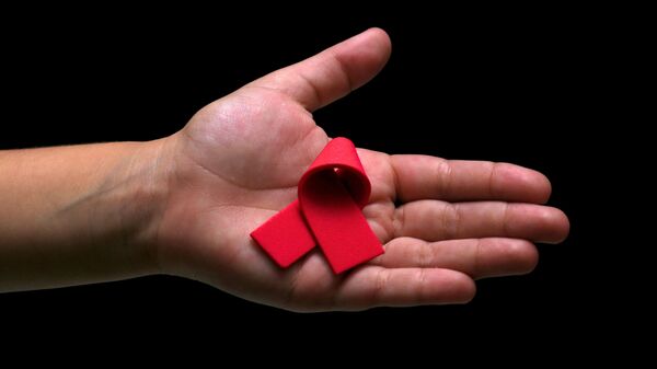 El lazo rojo, símbolo de la lucha contra el VIH y el sida - Sputnik Mundo