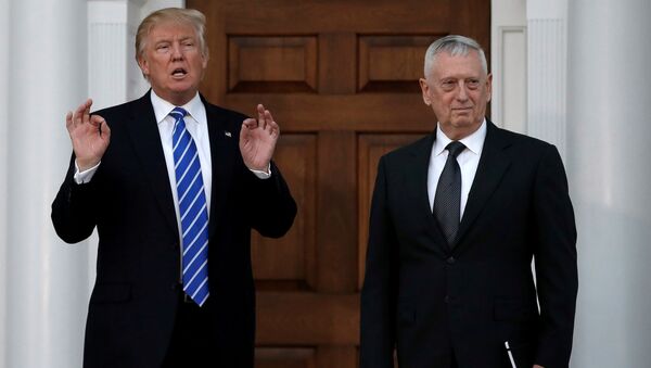 U.S. President-elect Donald Trump stands with retired Marine Gen. James Mattis following their meeting at the main clubhouse at Trump National Golf Club in Bedminster, New Jersey, U.S. - Sputnik Mundo