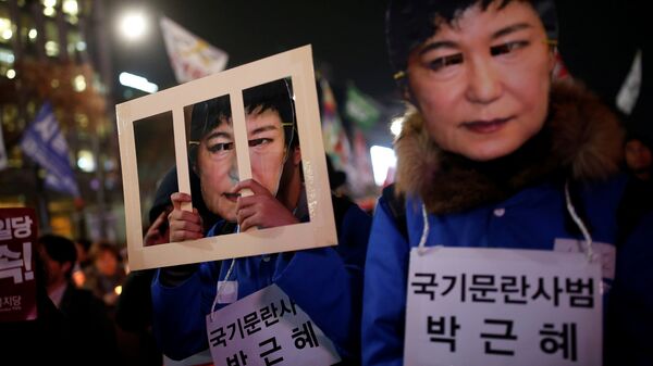 People march during a protest calling for South Korean President Park Geun-hye to step down in central Seoul, South Korea - Sputnik Mundo