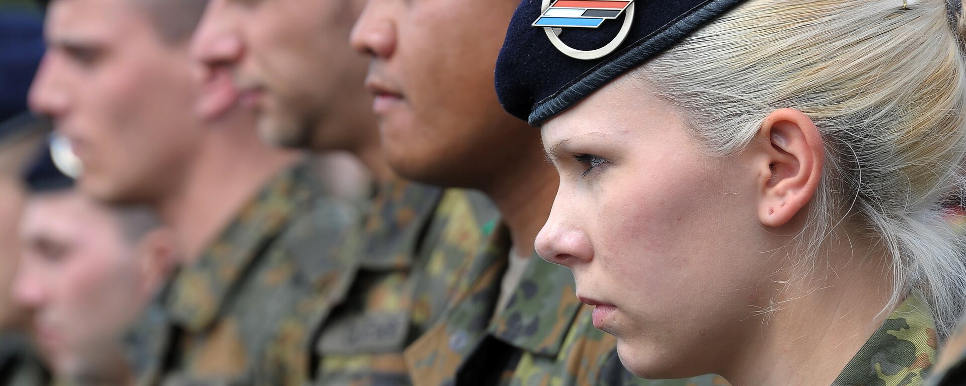 German soldiers of the 291st Jagerbataillon take part in a military ceremony on July 5, 2012 in Illkirch-Graffenstaden, eastern France. The 600 soldiers of the 291st Jägerbataillon, the first German regiment stationed in France since 1945 and who will parade down the Champs-Elysees avenue on July 14, represent a powerful symbol of reconciliation between the two countries - Sputnik Mundo, 1920, 09.09.2021