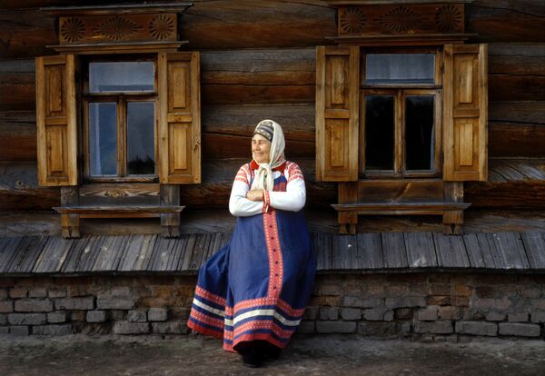Campesina porta un sarafán, una de las prendas tradicionales de la parte europea de Rusia. - Sputnik Mundo
