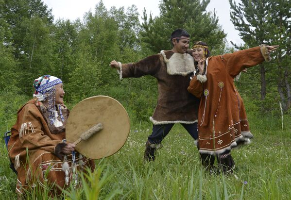 Indígenas koriaks de la región de Kamchatka muestran un baile típico de su cultura. - Sputnik Mundo