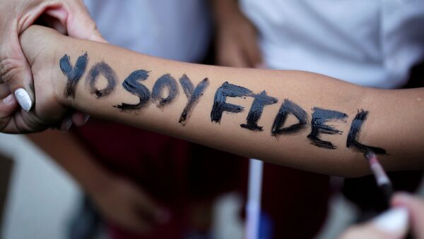 Yo soy Fidel escrito en la mano de una niña que espera la caravana con las cenizas de Fidel Castro - Sputnik Mundo