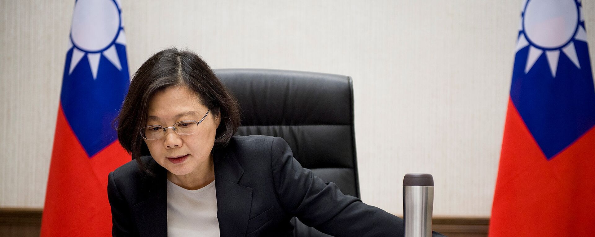 Taiwan's President Tsai Ing-wen speaks on the phone with U.S. president-elect Donald Trump at her office in Taipei, Taiwan, in this handout photo made available December 3, - Sputnik Mundo, 1920, 02.03.2022
